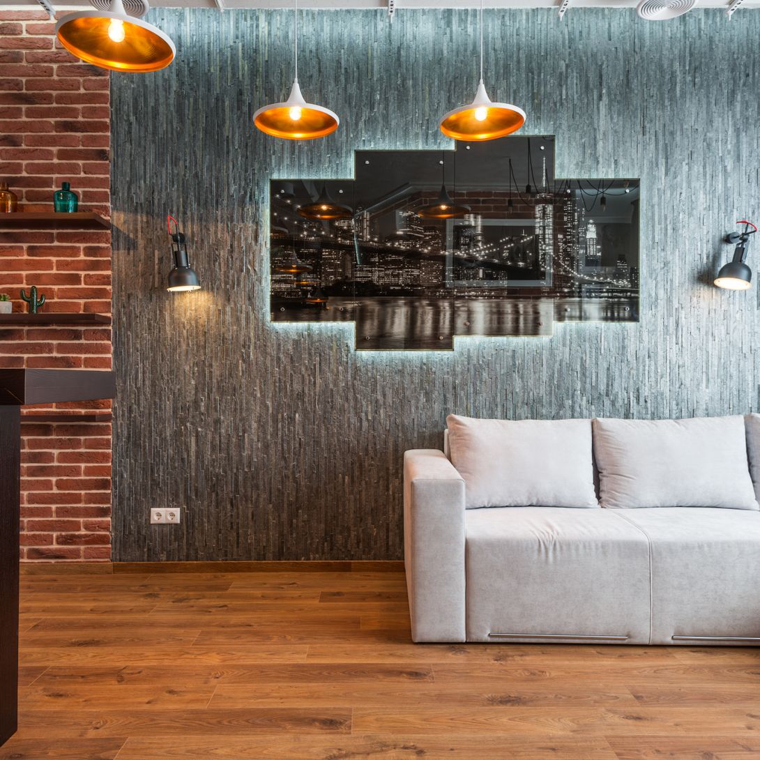 Brauner Vinylboden in einem Wohnzimmer mit moderner Wandgestaltung in Steinoptik
