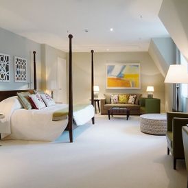 Helle Decken sorgen in einem Schlafzimmer für eine besonders gemütliche Atmosphäre