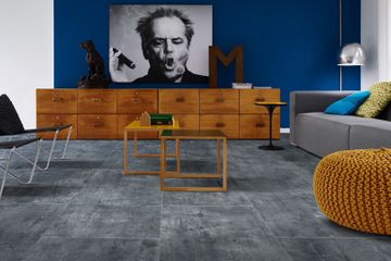 Wohnzimmer mit dunkelgrauem Vinylboden in Fliesenoptik
