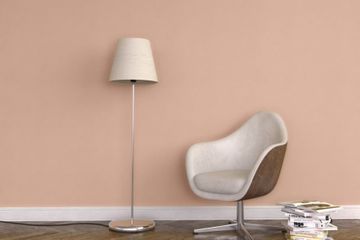 • Sessel vor einer Wand mit Glasgewebe Tapete