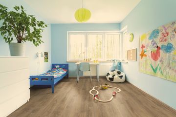 Kinderzimmer mit blauen Wänden und dunkelbraunen Designboden in Holzoptik